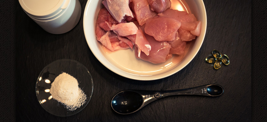 Ingrédients d'une recette de BARF posés sur une table